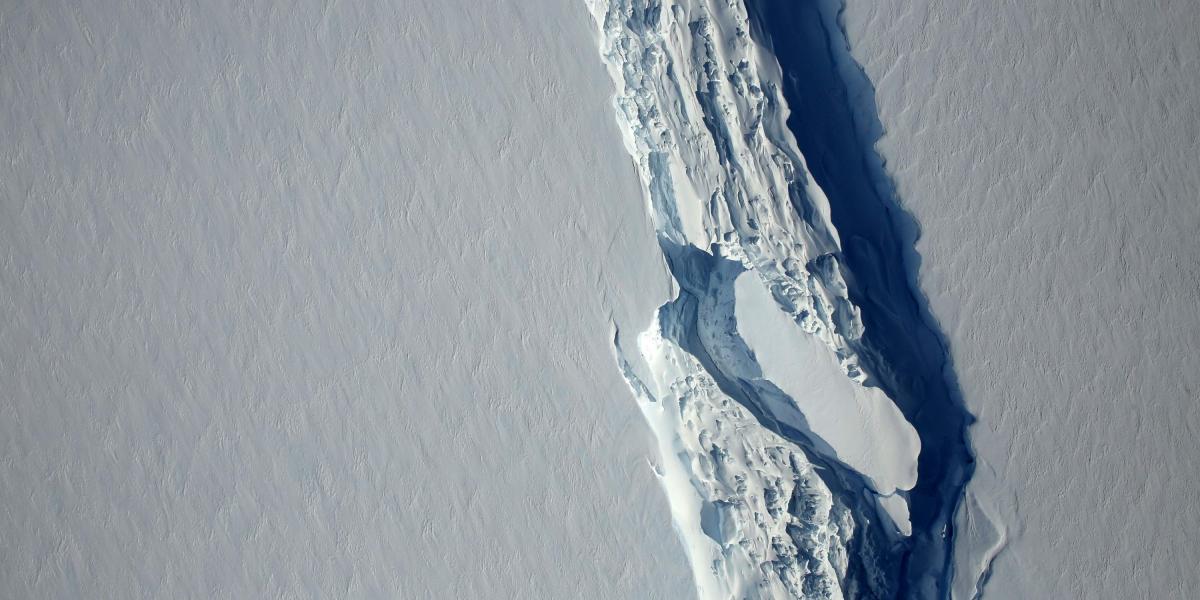 Imagen de la Nasa de la ruptura parcial del iceberg, que tiene 5.800 kilómetros de extensión.