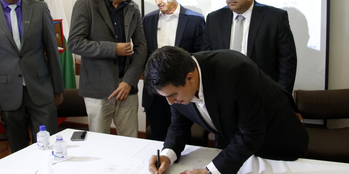 El ministro Jorge Eduardo Rojas firmó el pasado martes un aporte de su propia cartera por 15.000 millones de pesos para obras en Manizales.