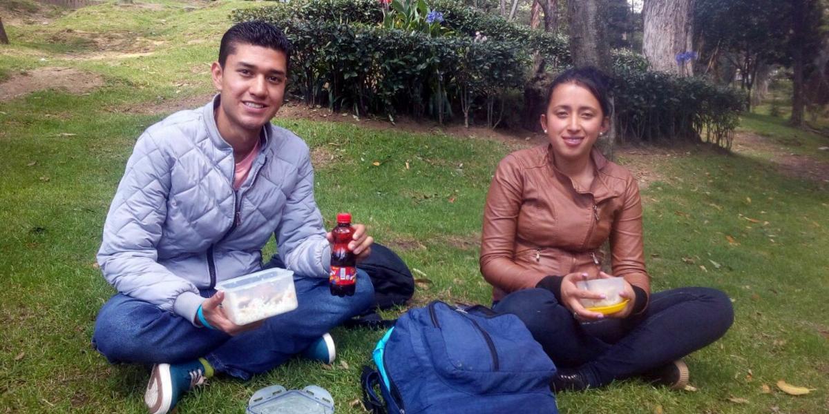 Jonathan y Zuly son compañeros de trabajo y se reúnen en el parque para compartir el almuerzo.