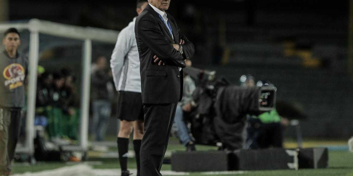 El técnico de Santa Fe, Gregorio Pérez, tendrá que trabajar mucho para que sus delanteros aprovechen las posibilidades de gol.