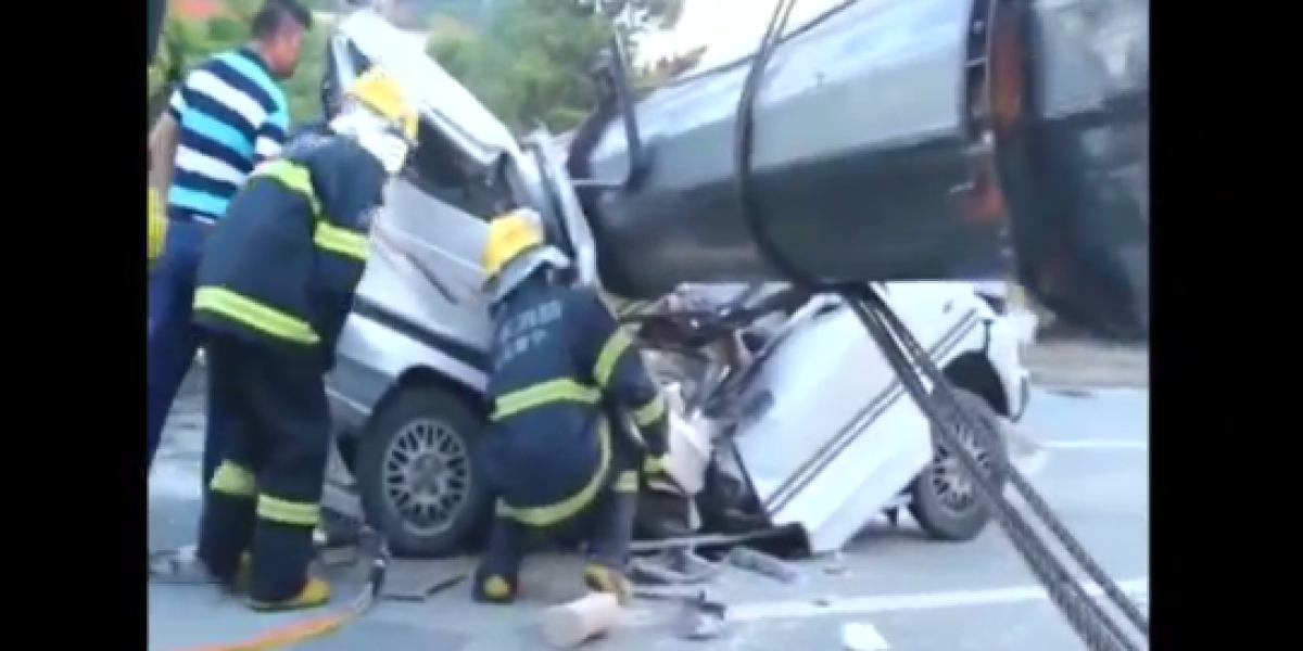 En la tarde del martes 11 una grúa se desplomó sobre una carretera en Puning, al sur de China, causando siete muertos y tres heridos