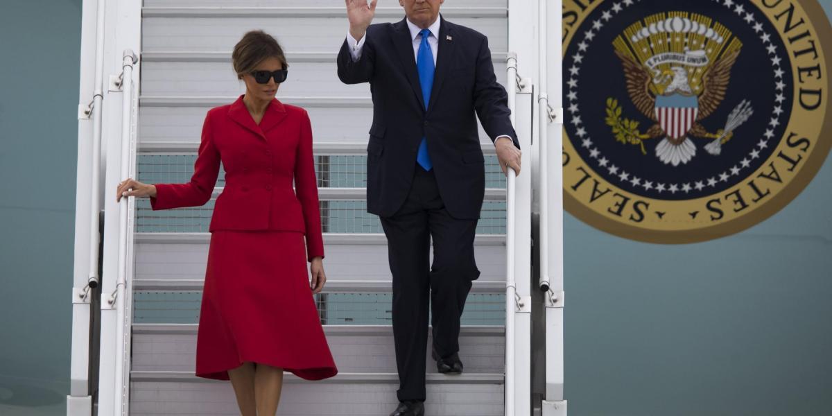 El presidente estadounidense, Donald Trump y su esposa Melania desembarcan del Air Force One a su llegada al aeropuerto de Orly en París, Francia.