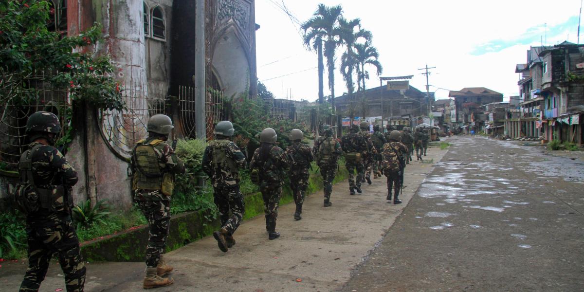 Filipinas se enfrenta a varios conflictos armados, por un lado con la guerrilla comunista y por otro con miembros del grupo yihadista Estado Islámico.