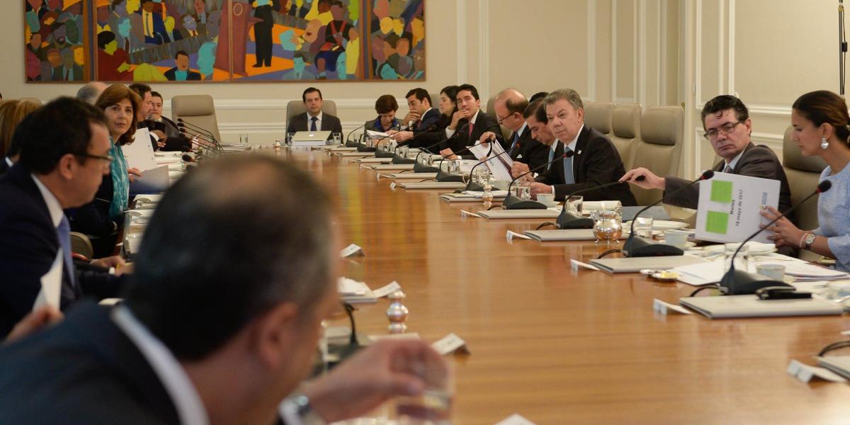 Presidente Juan Manuel Santos durante un Consejo de Ministros junto a todo su gabinete.
