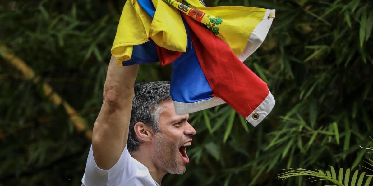 El dirigente opositor Leopoldo López, se encuentra en su casa  desde la madrugada del pasado sábado luego de haber recibido una medida de “casa por cárcel” otorgada por la Sala Plena del Tribunal Supremo de Justicia venezolano.