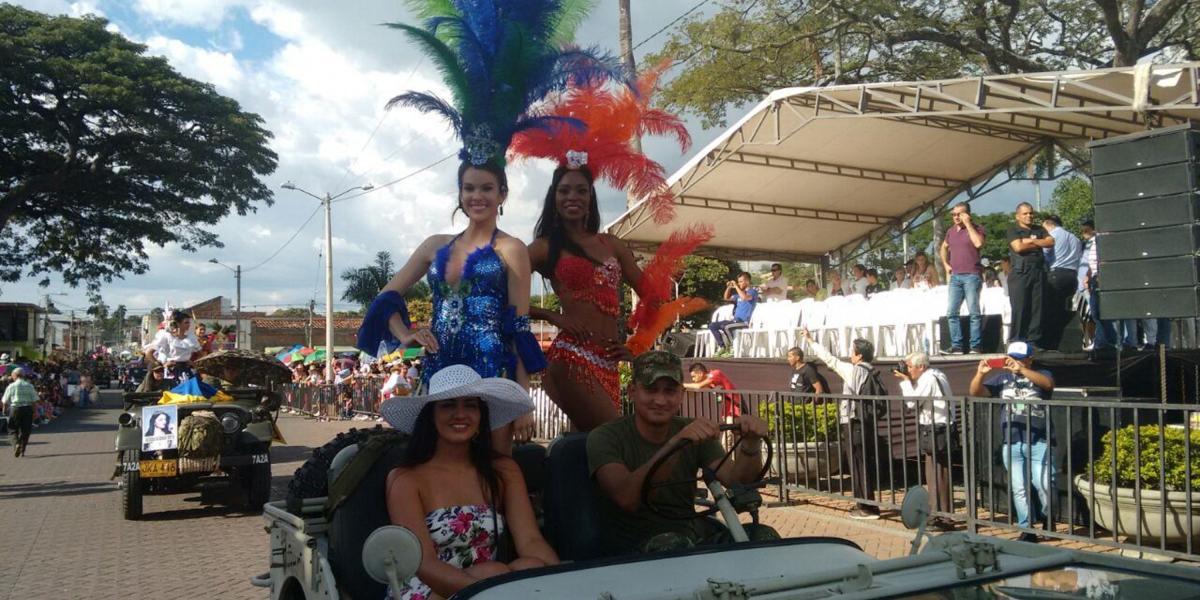 El Reinado Nacional del Azúcar tiene muchos seguidores durante la Feria. Aquí, en uno de los desfiles del año pasado