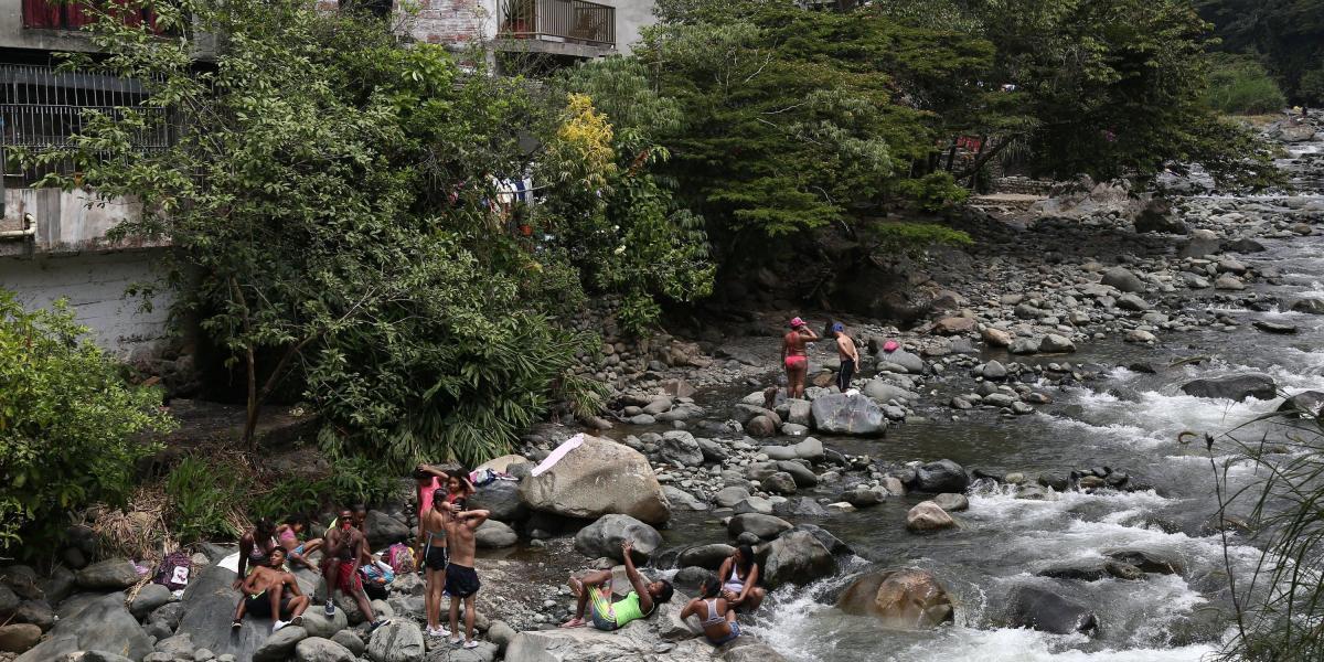 El río Pance baja el nivel de sus aguas en época de verano, cuando aumenta el número de turistas