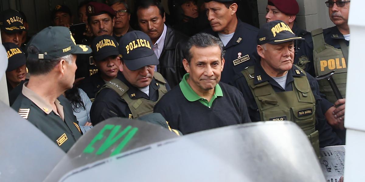 El expresidente de Perú Ollanta Humala y su esposa a la salida del Palacio de Justicia en Lima. Efe