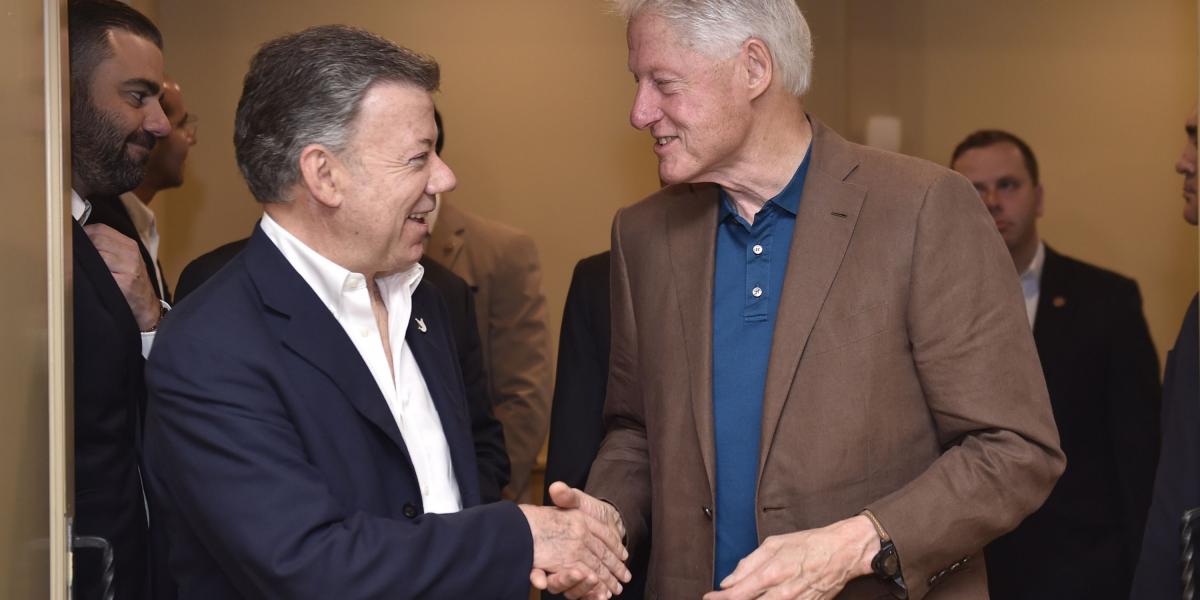 el expresidente de Estados Unidos Bill Clinton le regaló al presidente Santos el libro ‘On Tyranny’ (‘Sobre la tiranía’).