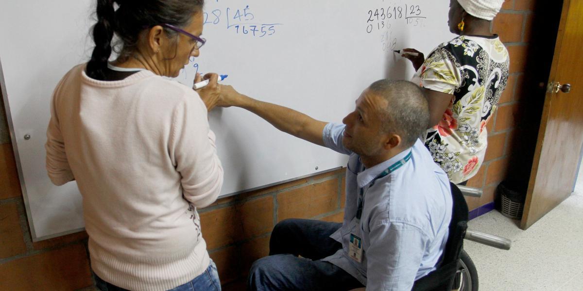 Luz María Gómez, desplazada de las Auc, a sus 54 años, es alumna de Carlos Alberto cano
