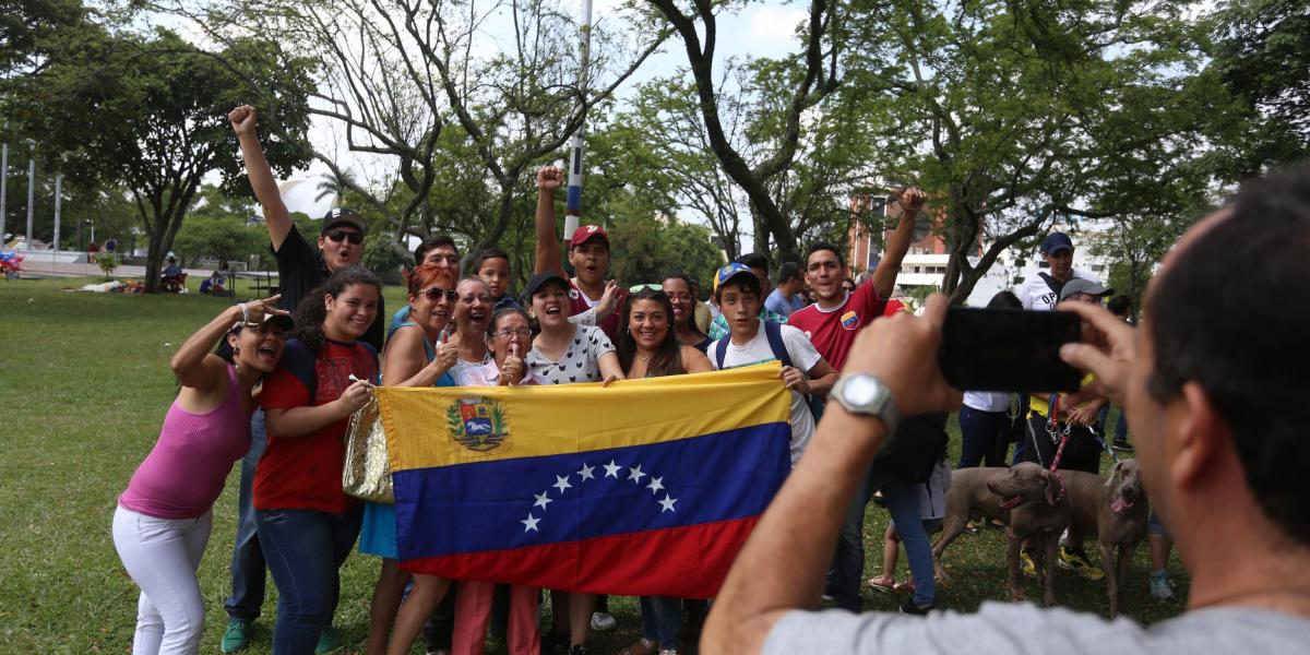 Decenas de venezolanos llegaron hasta el parque Panamericano para depositar su voto.