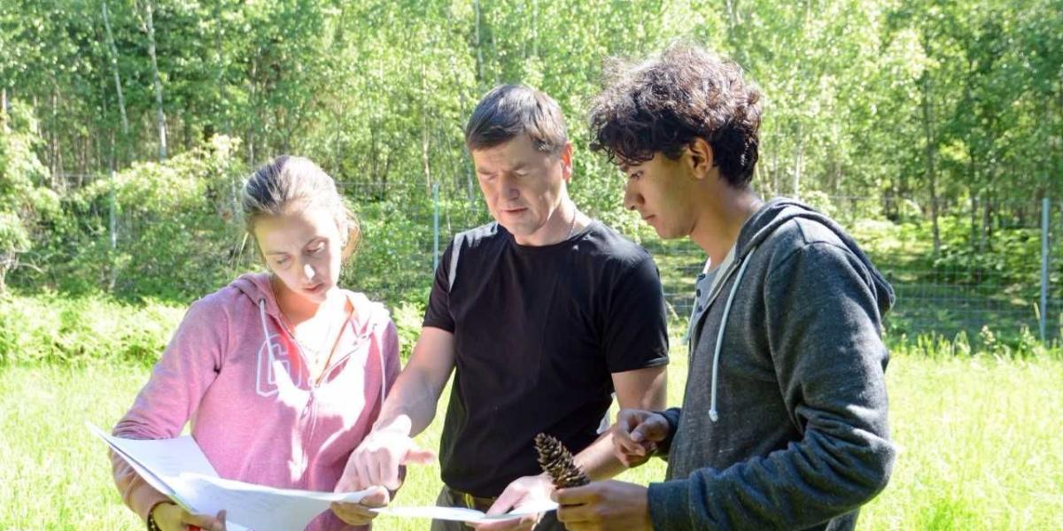 El joven Hernán Capador reúne muestras en compañía de su profesor Åke Olson y la estudiante uruguaya Camila Díaz.