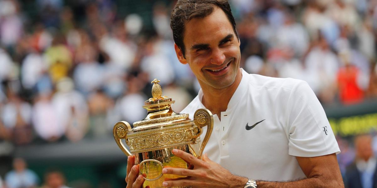 Roger Federer, con su título de campeón.