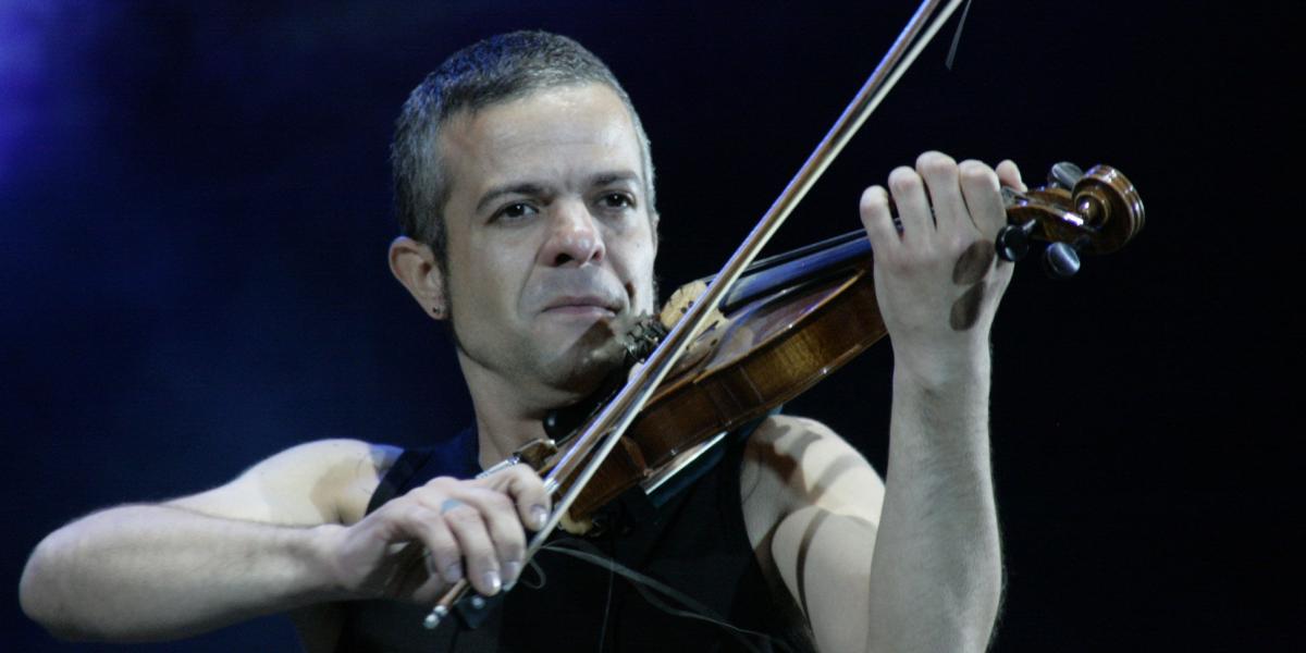El cantante y violinista Amós Piñeros formó Ultrágeno tras la disolución de Catedral, su primera banda.