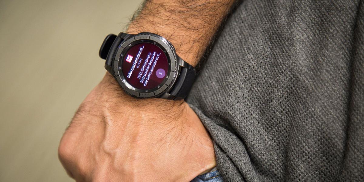 Este reloj inteligente se puede conectar a diferentes dispositivos con sistema operativo Android.