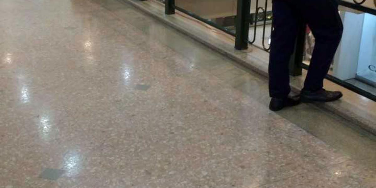 Los guardias de seguridad, en el centro comercial Andino, permanecen vigilantes en todos los pisos.