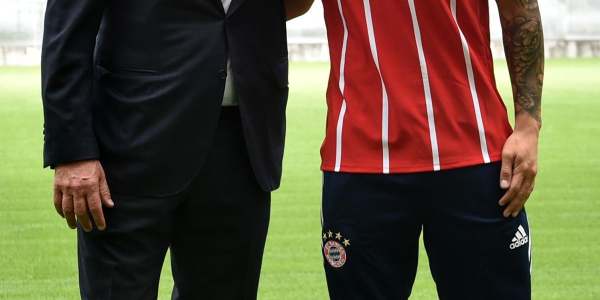 James Rodríguez posa con Carlo Ancelotti en su presentación.