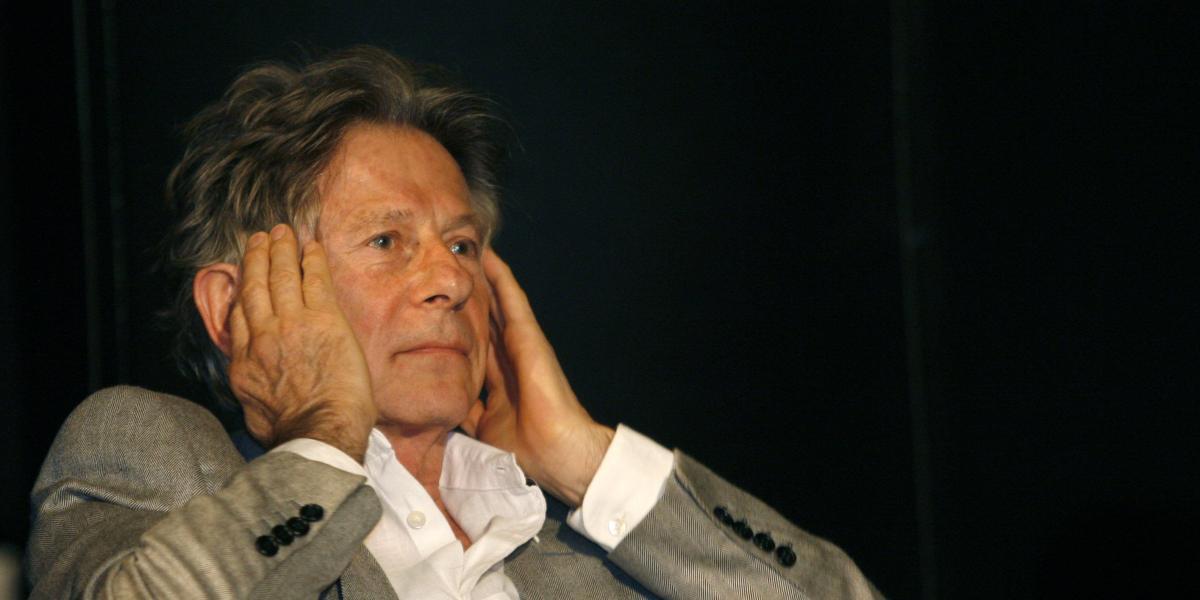 El director de cine Roman Polanski fue blanco de críticas luego de ser acusado de abusar de una niña de 13 años en 1977. El cinesta se refugió en Europa y en 2009 le pide disculpas a la mujer, quien hoy tiene 54 años. Aún es perseguido por la justicia estadounidense.