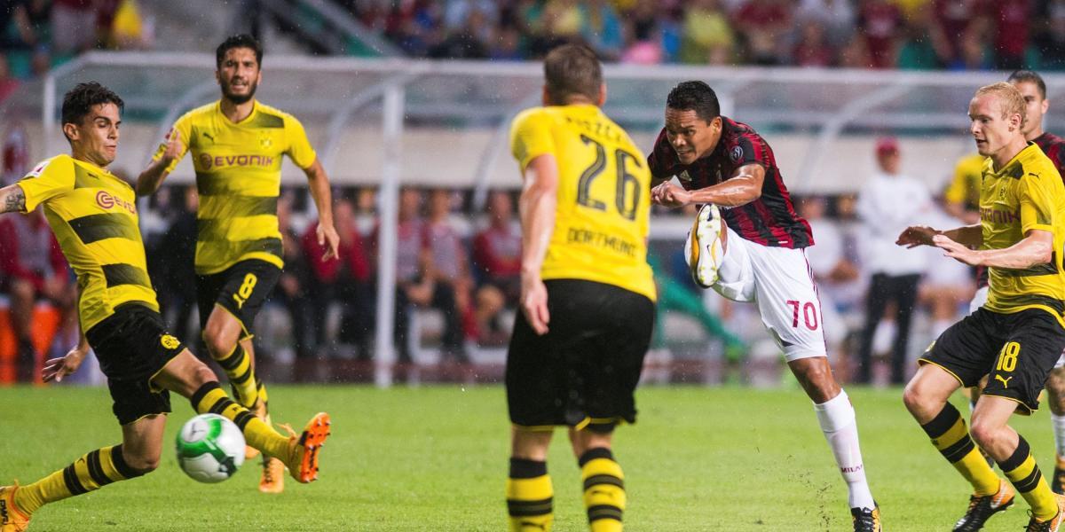 Carlos Bacca remata en el partido contra Dortmund.