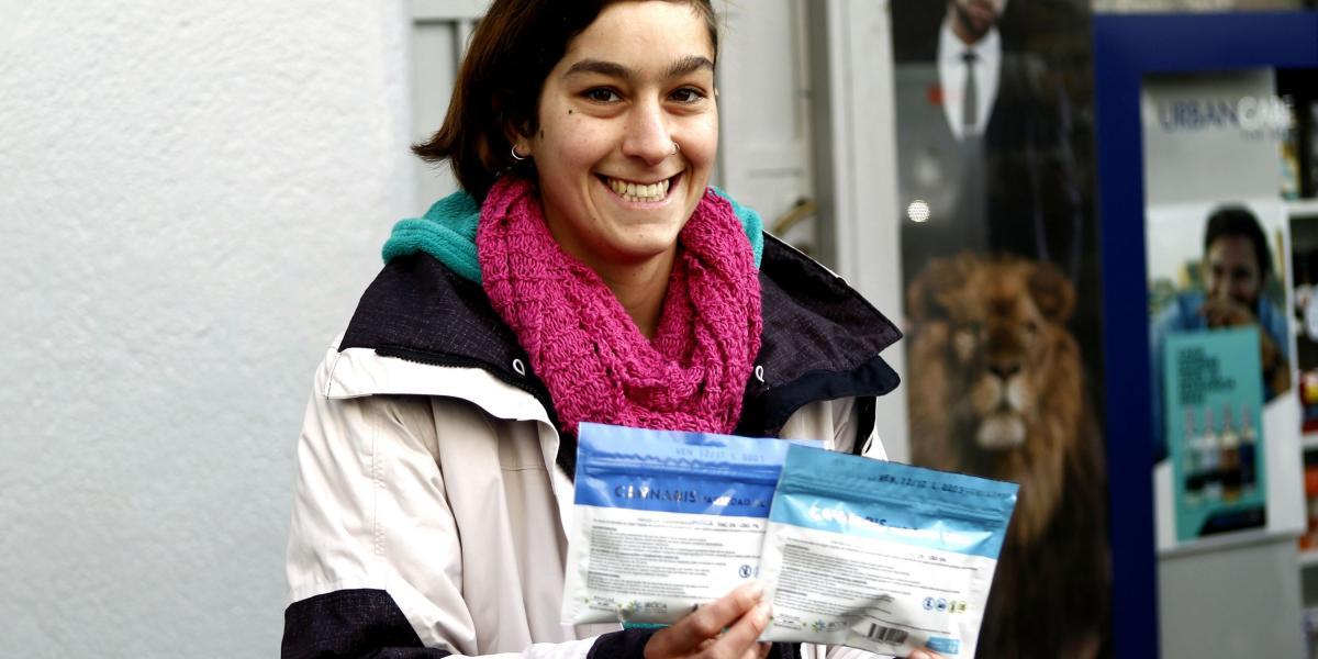 Una joven uruguaya muestra dos paquetes de 5 gramos de marihuana de uso recreativo que adquirió en una farmacia de Montevideo (Uruguay).
