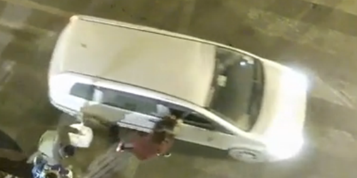Mujer es arrastrada varios metros por un carro luego de un robo