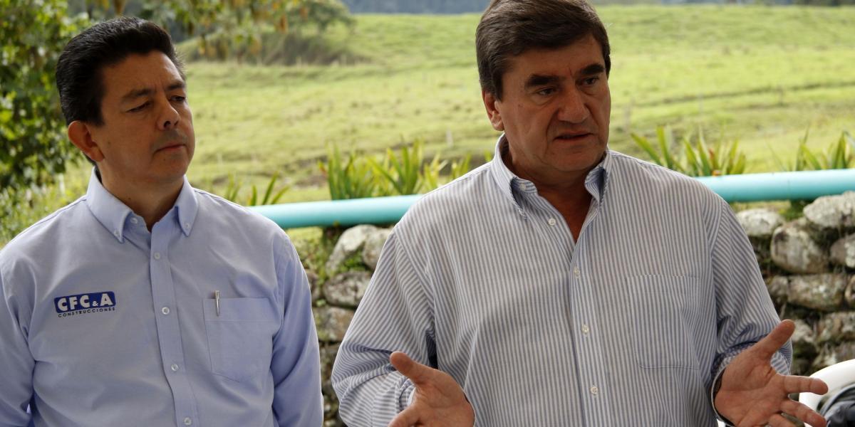 El gerente técnico, Albeiro Montoya (izquierda), y el presidente de la firma CFC Construcciones, Felipe Calderón, en el predio donde se construiría Tierra Viva.