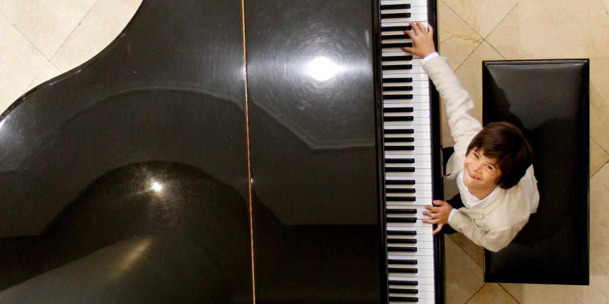 Isaac Vanegas lleva 5 de sus 8 años de vida tocando el piano y cada que lo hace sonríe y da lo mejor de sí.