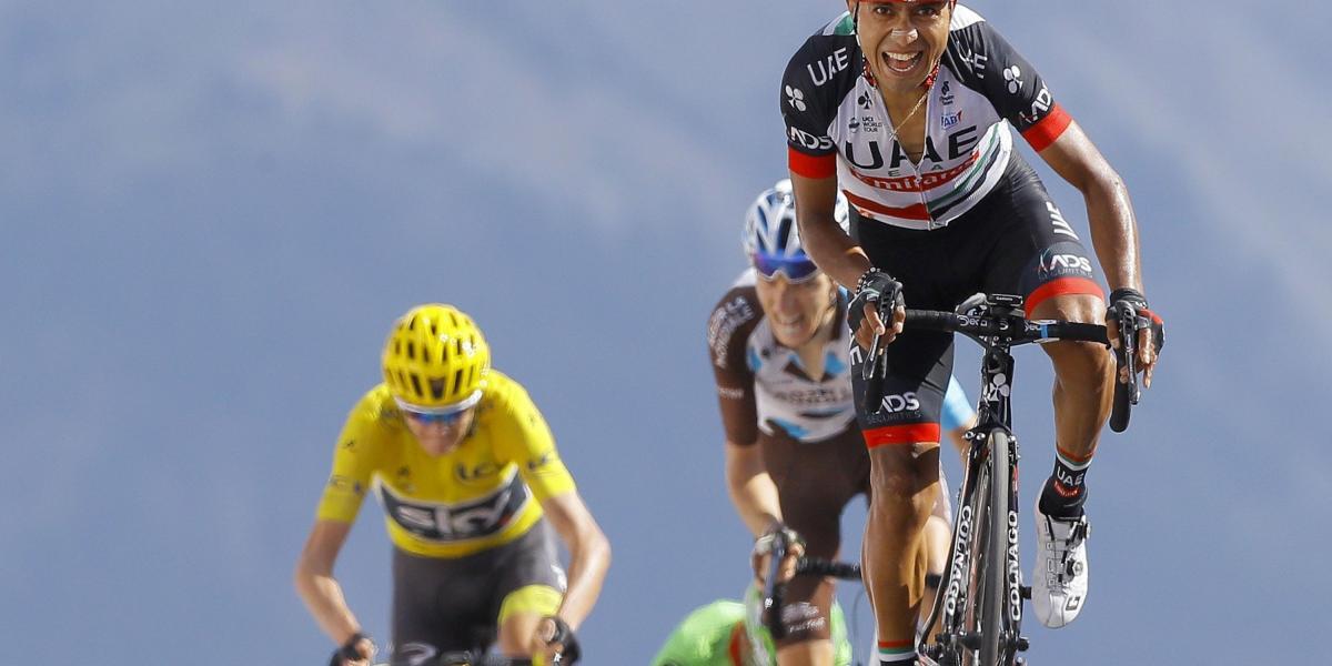 El ciclista colombiano John Darwin Atapuma cruza la línea de meta durante la 18ª etapa del Tour de Francia, entre las localidades de Briancon e Izoard, en Francia.