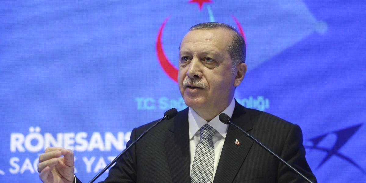 El presidente de Turquía, Recep Tayyip Erdogan, asiste a la ceremonia de firmas de Hospitales de la Ciudad en Estambul Mientras el Gobierno alemán declaró a Turquía como país inseguro para sus ciudadanos y para los inversores.