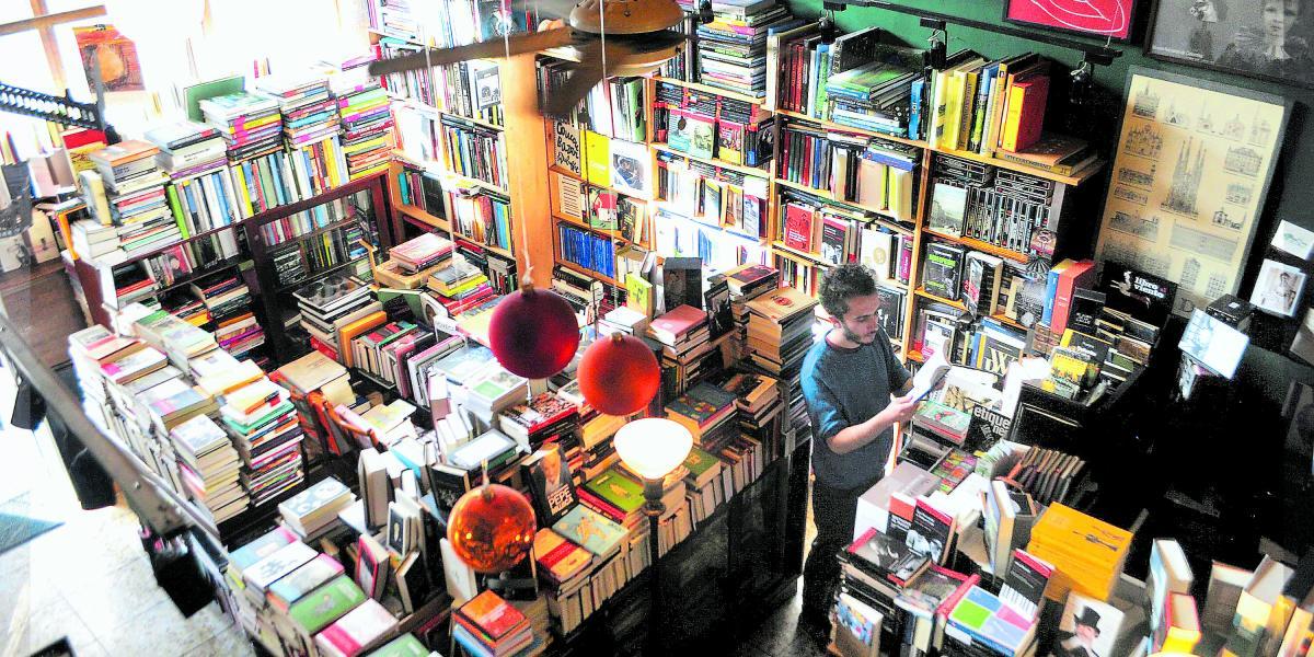 Pese a los cierres de algunas librerías de Medellín, muchos ciudadanos aún creen en el libro físico.