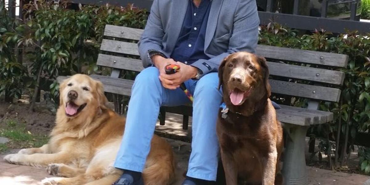 Jorge Ramírez posa junto con sus perros. Lorenzó, el labrador chocolate, murió por contacto con metaldehidos.