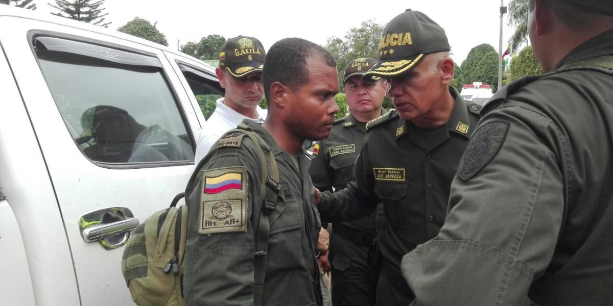 El director de la Policía Antinarcóticos recibe al subintendente en la base de San José del Guaviare