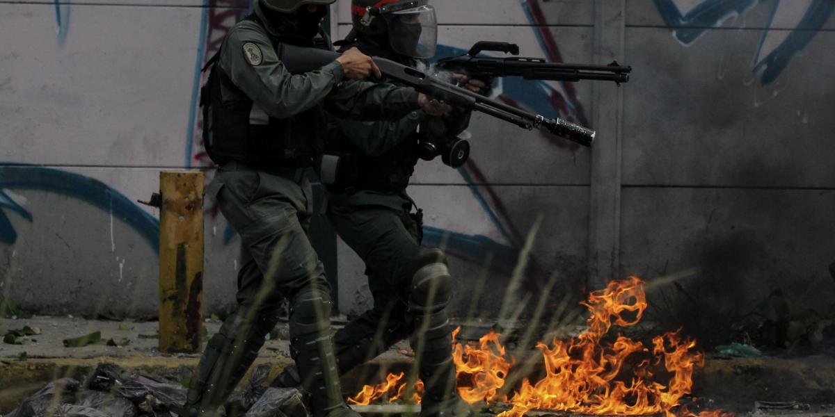 Manifestantes opositores se enfrentan a la Guardia Nacional Bolivariana (GNB) este sábado 22 de julio de 2017.