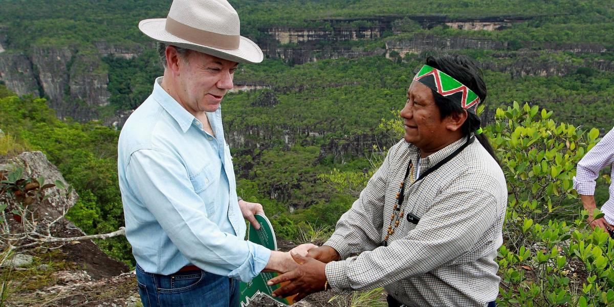 El presidente Juan Manuel Santos saluda al presidente de la asociación de cabildos indígena del bajo Caqueta, Luis Alberto Fiagama, durante un recorrido por el Parque natural de Chiribiquete.