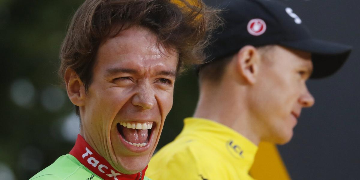 Rigoberto Urán sonríe en el podio del Tour de Francia.