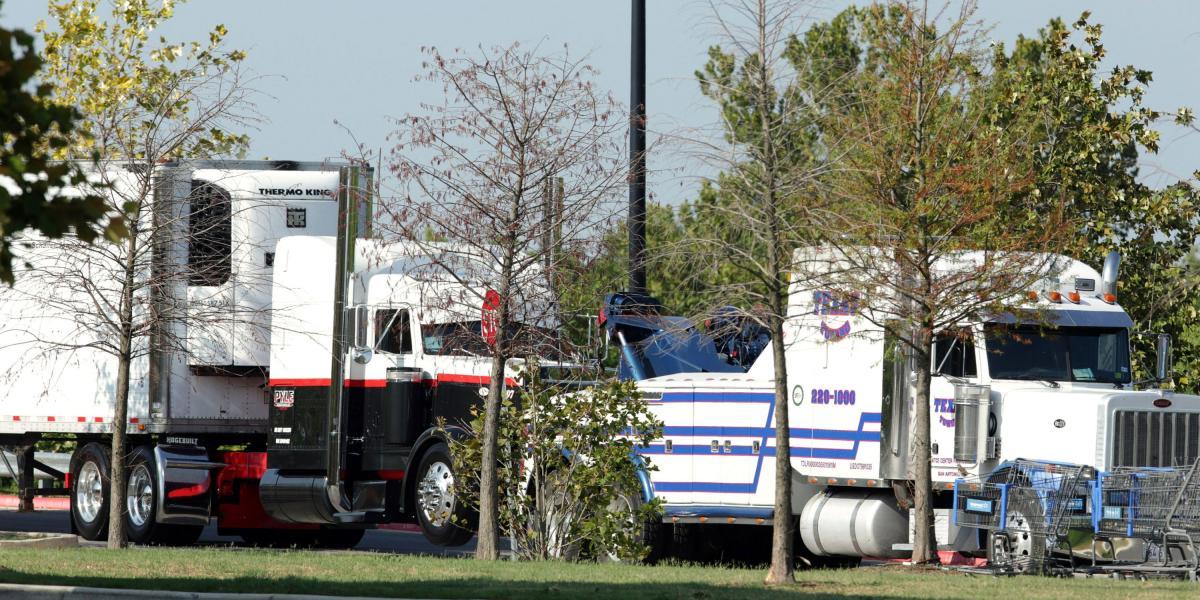 En San Antonio, Texas, murieron 10 personas asfixiadas que estaban dentro de un camión. El hecho se dio entre el sábado y el domingo.
