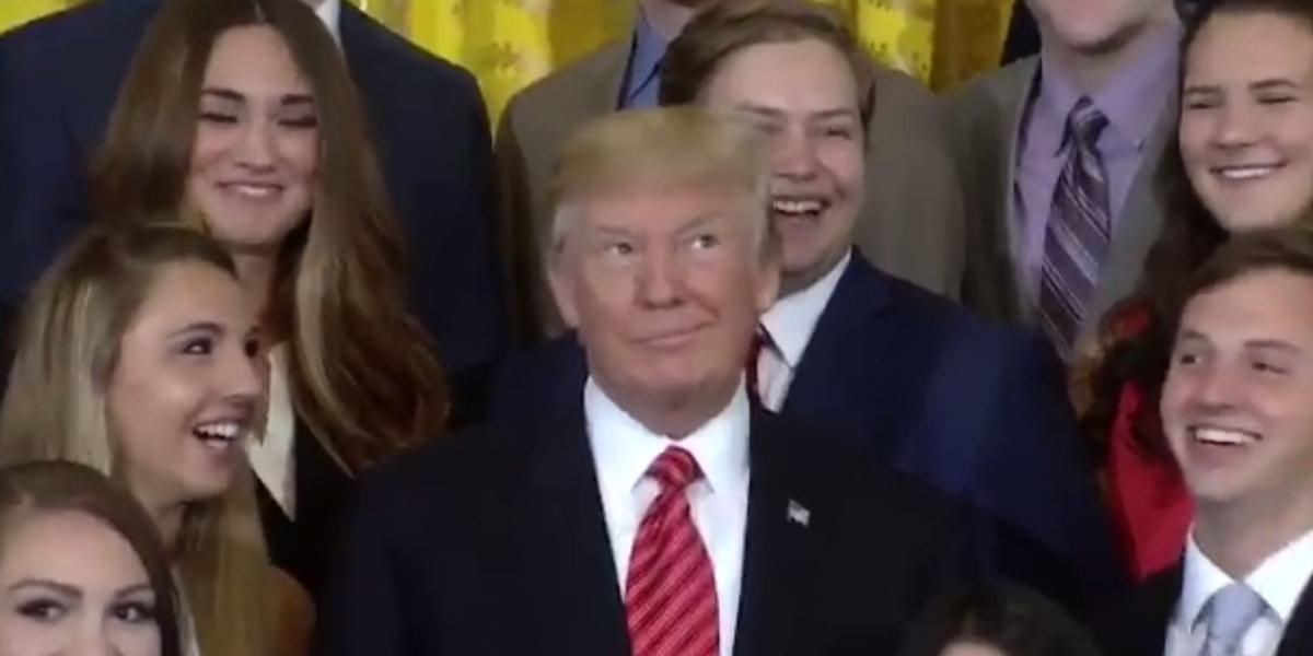 Trump calla a una reportera que lo interrumpe mientras se toma fotos