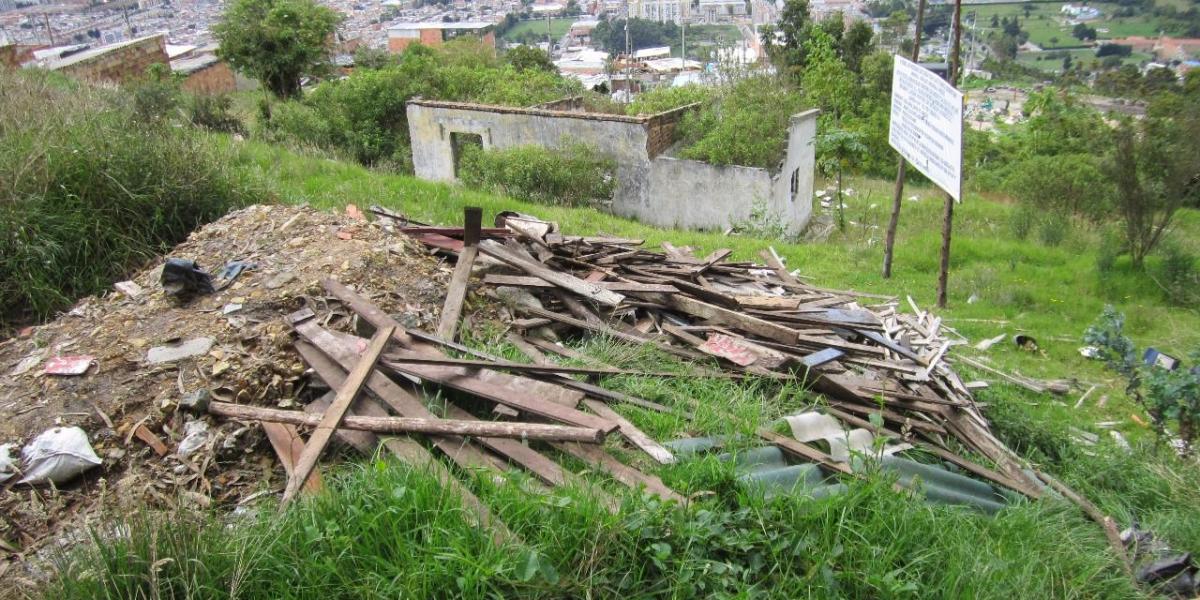 Proliferación de escombros y basuras en el sector de Soratama en Usaquén, otro daño ambiental.