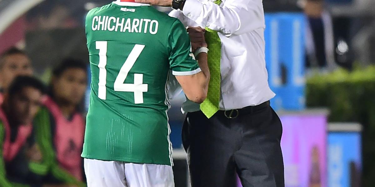Juan Carlos Osorio se saluda con Javier Hernández.