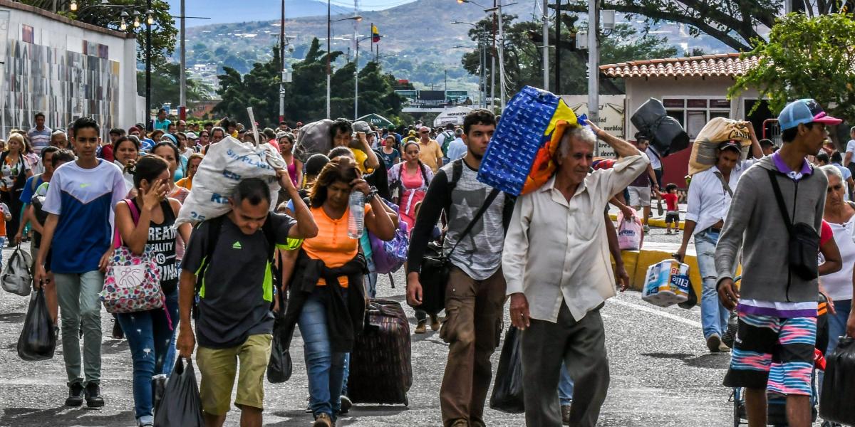 Flujo de personas cruzando la frontera entre Colombia y Venezuela