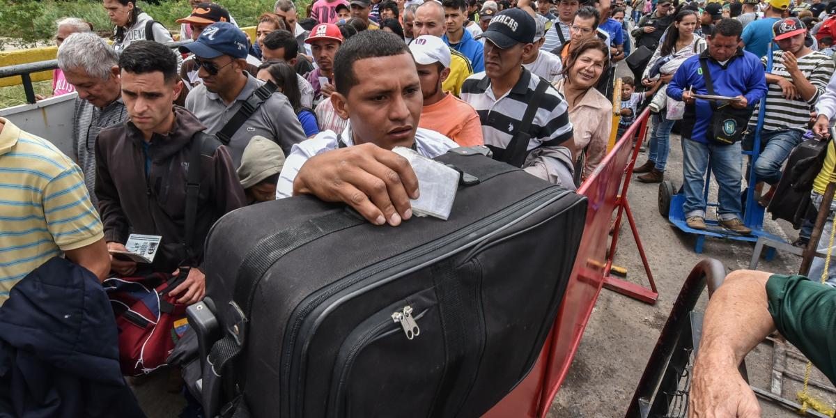 Con maletas y bolsas, los más de 25.000 venezolanos y colombiano que pisan territorio nacional, buscan comprar comida, cosas de aseo y medicamentos.