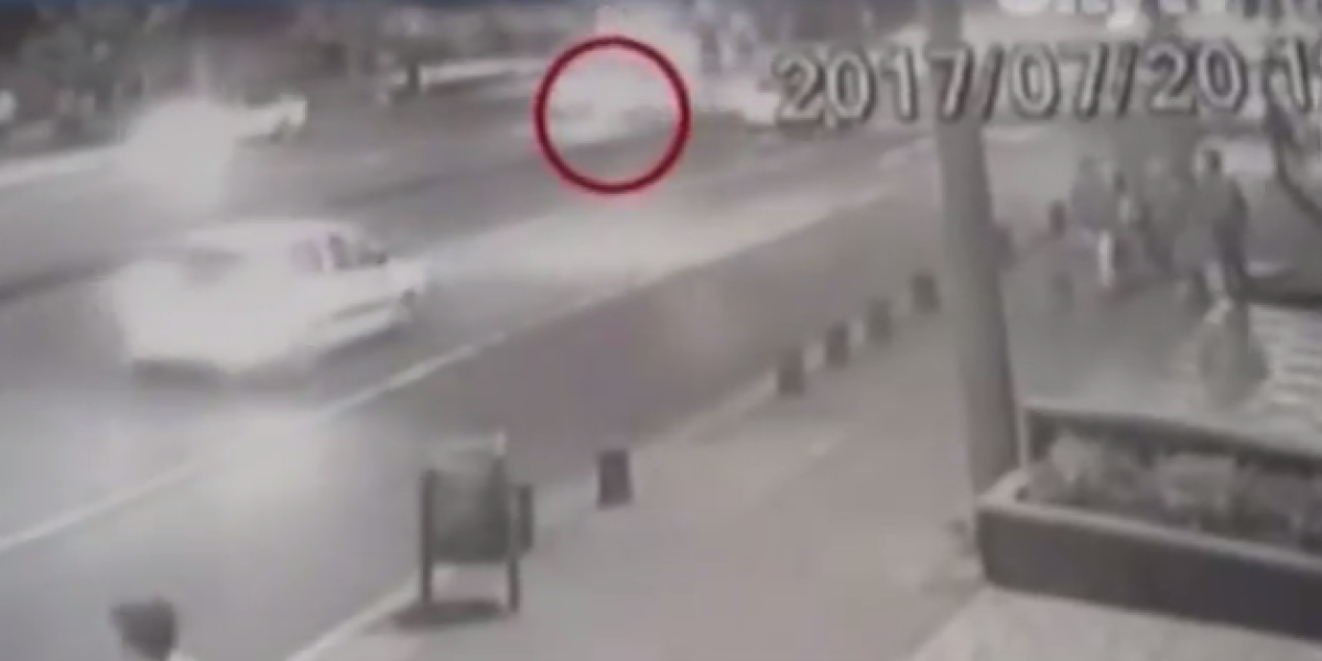 En video quedó registrada ambulancia que arrolla a mujer