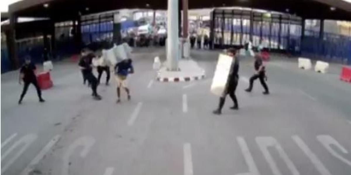 Policía detiene a extremista islámico con una valla de plástico