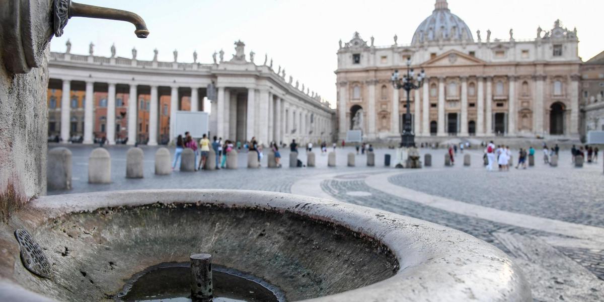 Debido a la sequía, las autoridades del Vaticano han decidido cortar el agua a todas las fuentes, tanto a las dos externas renacentistas en medio de la plaza de San Pedro, como a las internas, que adornan los jardines.