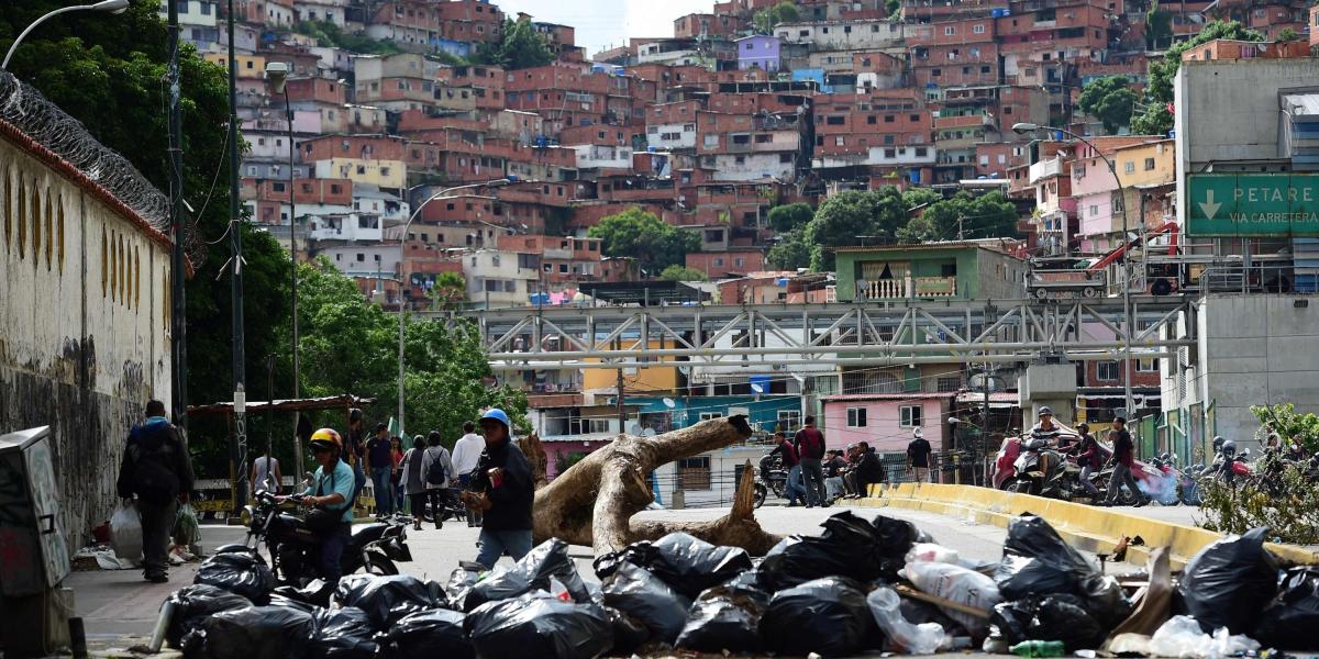 Pilas de basura bloqueando las calles se podían observar en Caracas.