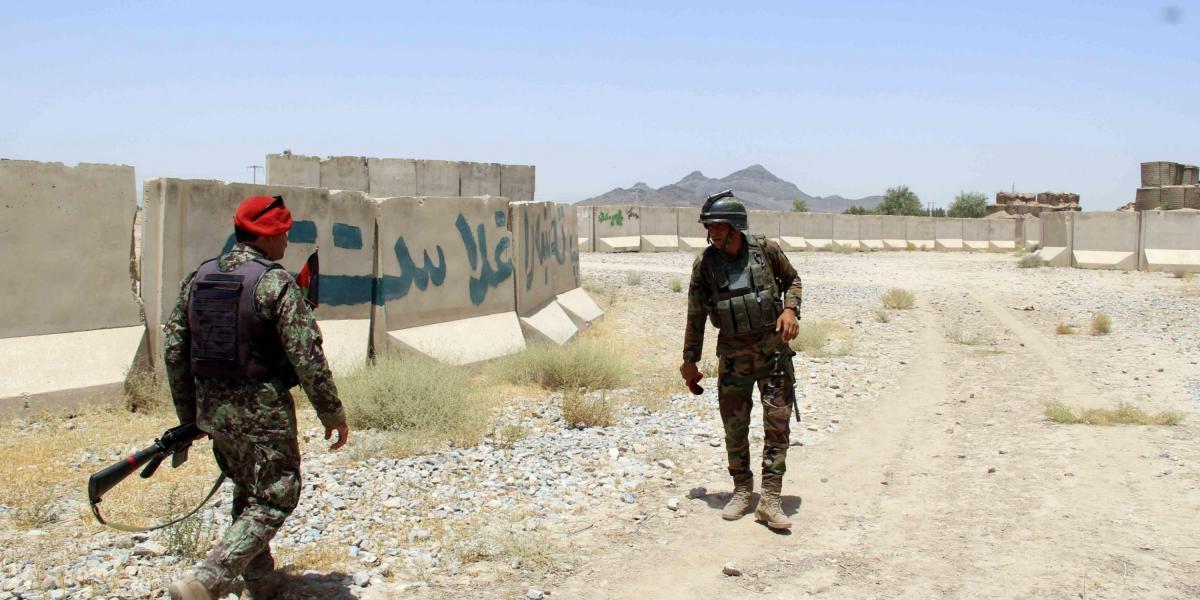 Soldados afganos inspeccionan una base militar después de que anoche se produjese un ataque talibán en Kandahar, Afganistán,