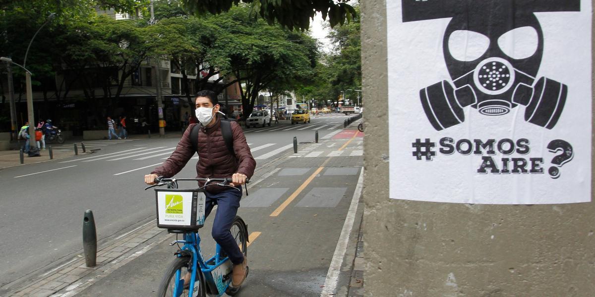 Hay manifestaciones contra la contaminación ambiental en las ciudades.
