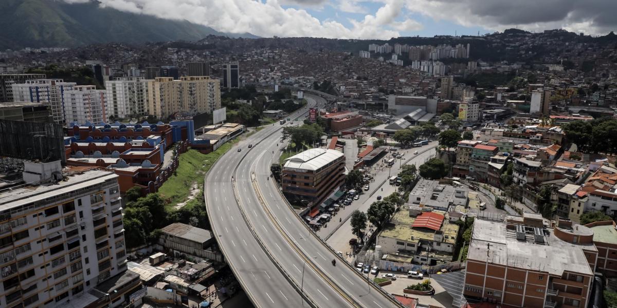 Vista de una autopista parcialmente vacía hoy, miércoles 26 de julio de 2017, durante la huelga general de 48 horas en Caracas (Venezuela).