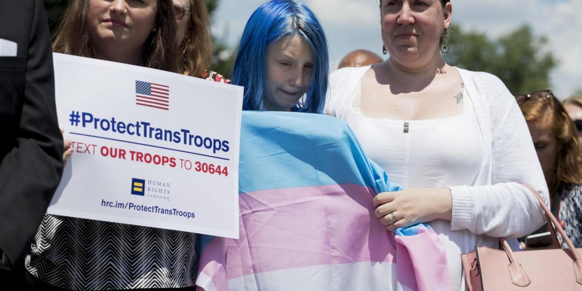 Una joven transgénero asiste a una rueda de prensa en el Capitolio en Washington, donde legisladores demócratas de la Cámara, miembros de la comunidad LGBT y partidarios, manifiestan su desacuerdo con la política del presidente Donald Trump de prohibir que transexuales sirvan en las Fuerzas Armadas de EE.UU.