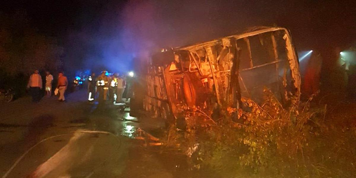 Las autoridades sigue tras la búsqueda de alias 'El Manco', quien conduciría el camión que chocó contra el bus de la empresa Brasilia en la que iban las 5 personas que murieron.